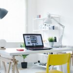 Stylische Lampe über einem Esstisch, die eine gemütliche Atmosphäre schafft, ideal für gesellige Abende mit Freunden und Familie.